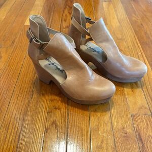 Free People Tan Cedar Leather Clog EU 41 US 10 Platform Wood Heel Buckle Strap